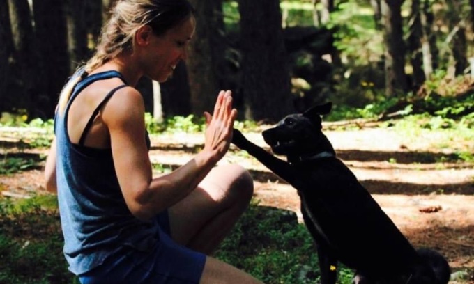 Dottoressa 33enne muore in montagna: il suo cane le sta accanto anche al funerale