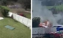 Due Ferrari prendono il volo in curva e finiscono contro la recinzione di una villa: il video pazzesco