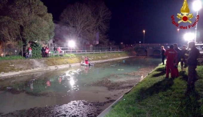 Bambino di 4 anni sparisce nel canale mentre gioca col suo papà