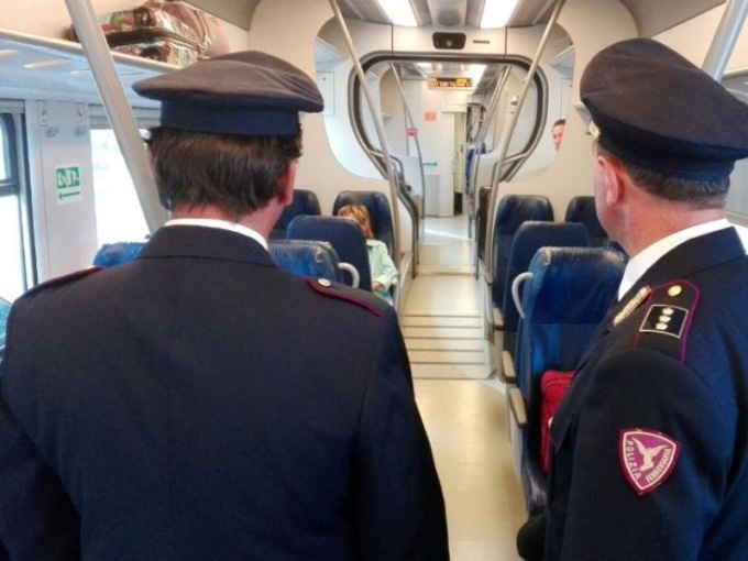 Rimprovera quattro ragazzi che fumano sul treno e viene picchiato e rapinato