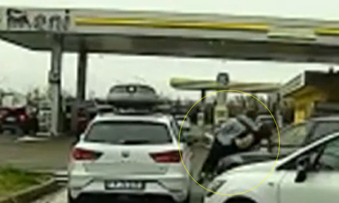 Investe due ragazze in Autogrill e scappa: il video shock
