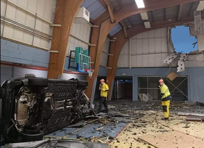 L’incredibile incidente dell’ex calciatore di serie A: prende la rotonda a 200 Km/h, l’auto vola e finisce in palestra