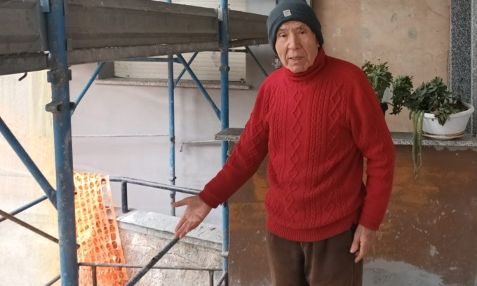 Ottantenne trova un ladro in casa e lo caccia a colpi… di scopa
