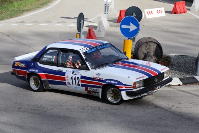 Pilota di rally colto da infarto: la navigatrice gli alza il piede dall’acceleratore e riesce a fermare l’auto