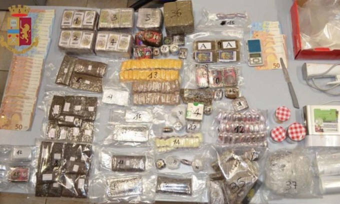Nel freezer degli studenti di economia al posto dei surgelati c’erano 8 chili di hashish