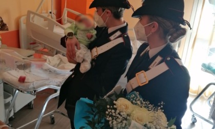 Donna incinta picchiata partorisce: marito arrestato, i carabinieri in ospedale coi fiori