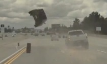 Pneumatico si stacca da un'auto in corsa e fa decollare quella accanto: il video incredibile