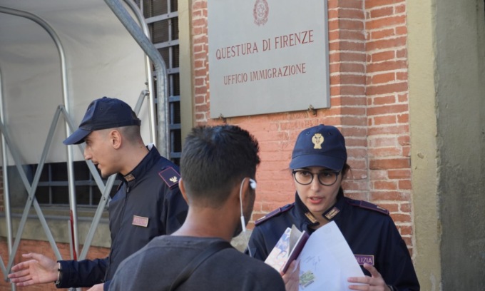 Si presenta a rinnovare il permesso di soggiorno col documento scaduto di un’altra persona