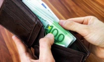 Trovano un portafogli con 1.850 euro e un assegno da 64mila e restituiscono tutto