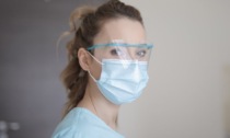 Quando finisce l'obbligo di indossare la mascherina in ospedale (e chi già oggi non la mette)