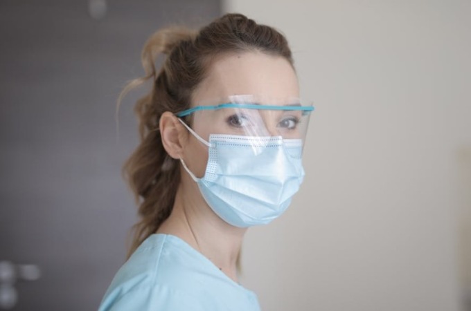 Quando finisce l’obbligo di indossare la mascherina in ospedale (e chi già oggi non la mette)