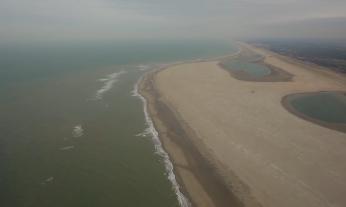 Un’isola artificiale fatta di sabbia per fermare l’erosione delle spiagge: il Veneto ci pensa