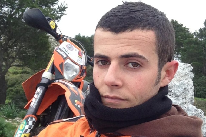 Incidente in moto: 35enne muore dopo dieci anni di coma. Le sorelle sono diventate infermiere per stargli vicino