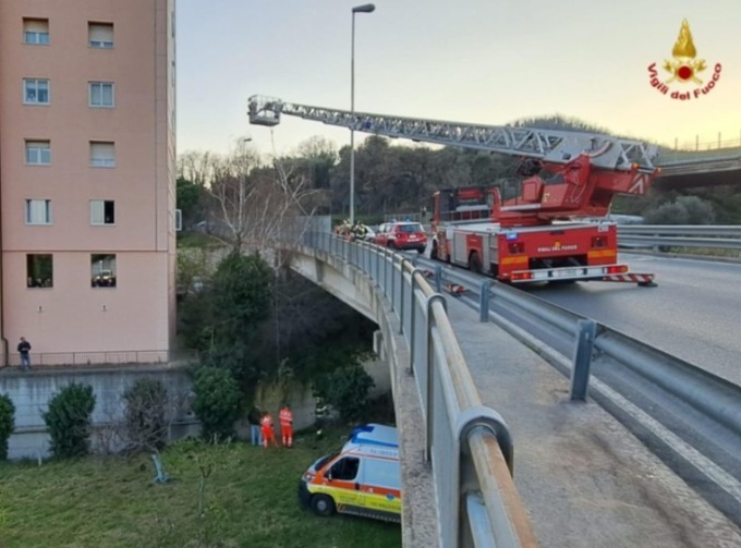 Si lancia da un viadotto per fuggire alla Polizia: grave ladro di 22 anni
