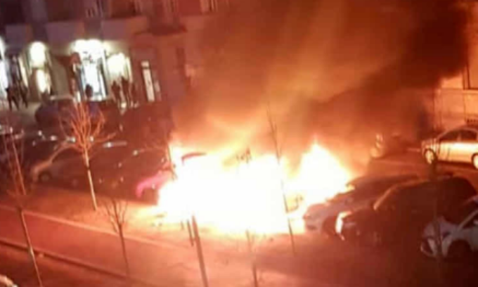Lei lo rifiuta, lui per fargliela pagare incendia le sue auto