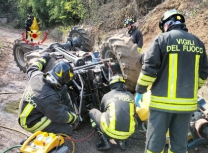 Trattore si ribalta, agricoltore muore schiacciato mentre lavora nei campi