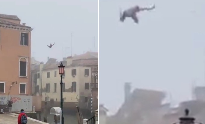Si tuffa dal tetto di un palazzo nel canale di Venezia: il video