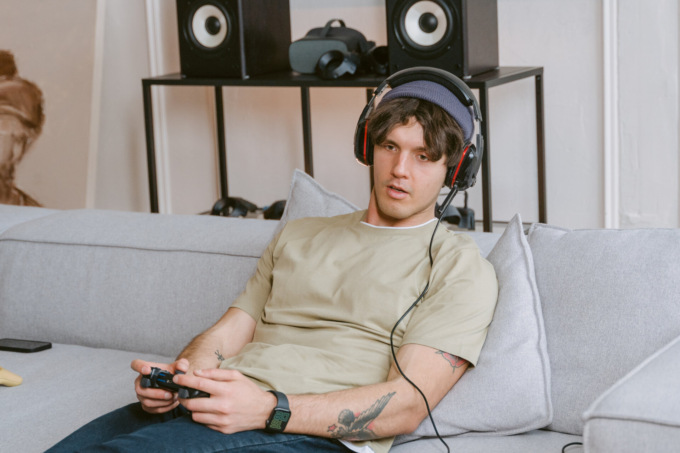 Mentre gioca alla Playstation con le cuffie, i ladri gli svaligiano casa e lui non se ne accorge