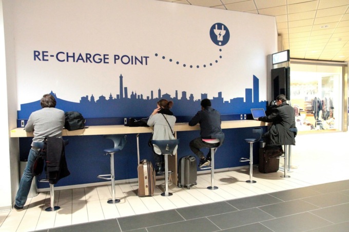 Perché l’FBI raccomanda di non ricaricare più il proprio cellulare negli aeroporti