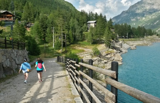 A piedi, nel parco del Gran Paradiso, attorno al Lago di Ceresole Reale