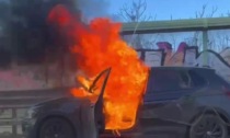 Anziché prestare soccorso fa un video dell'auto in fiamme. Identificato, si scusa: "Vivo nel rimorso"