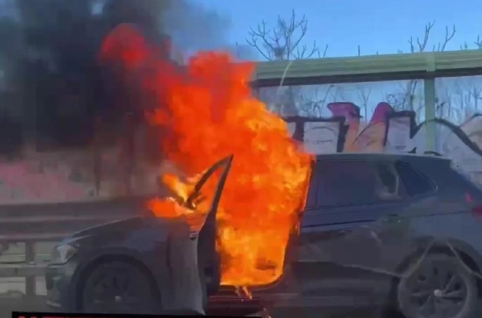 Anziché prestare soccorso fa un video dell’auto in fiamme. Identificato, si scusa: “Vivo nel rimorso”