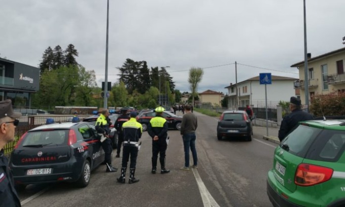 Ruba la pistola a un carabiniere, urla “Allah Akbar” e inizia a sparare: ucciso da un militare, ferito un vigile