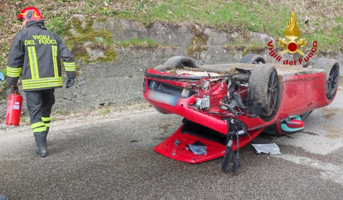 Raduno Porsche incidente si ribaltano auto distrutta