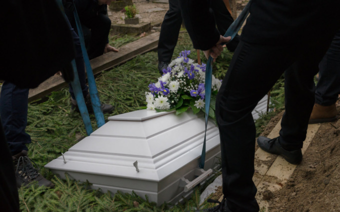 Incidenti sul lavoro: necroforo ferito dalla bara caduta nella fossa a Trapani, altri due morti in Romagna e Campania
