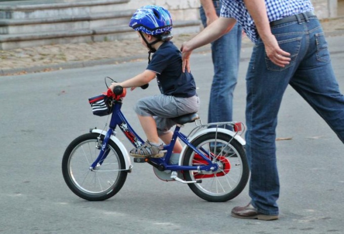 Bambino di 5 anni in bici fa cadere una donna di 87, che muore. Il padre rischia di pagare un risarcimento da 200.000 euro