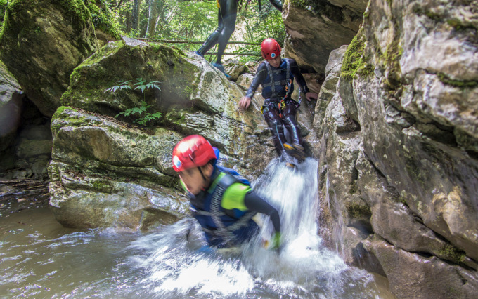 L’esperienza del canyoning lungo un torrente ligure