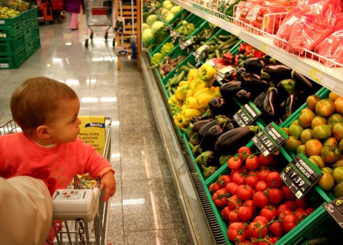 Come funziona la nuova carta risparmio spesa da 382,50 euro a famiglia, chi ne ha diritto e cosa si può acquistare