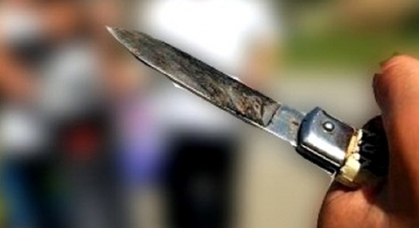 Follia alla partita di calcio Under 19: tifoso tenta di accoltellare giocatore in panchina