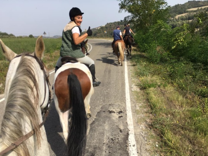 Le negano lo smart working, per protesta va in ufficio a cavallo da Ravenna a Cesena