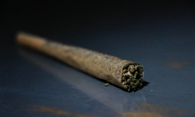Sospeso per un anno per una canna: eccessivo, riammesso e risarcito