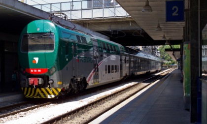 Ragazza di 21 anni violentata in pieno giorno sul treno Milano-Bergamo