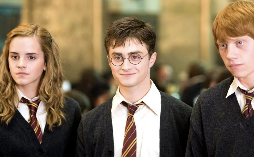 Gioca con la bacchetta di Harry Potter che gli esplode in mano: 11enne in  ospedale - News Prima