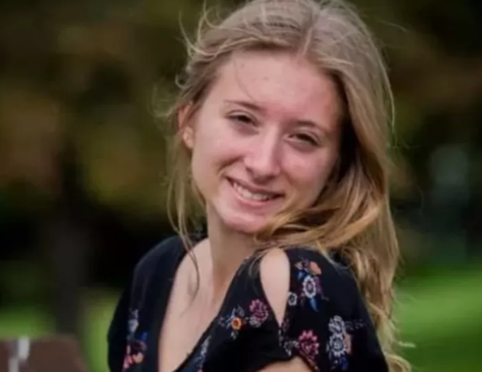 Sbaglia indirizzo ed entra nel vialetto di un’altra casa: 20enne uccisa a fucilate negli Usa