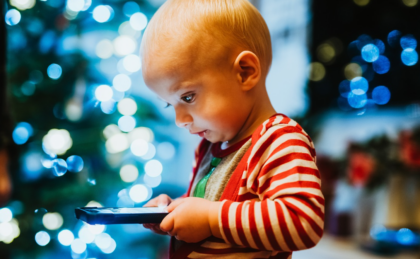 Cinquanta famiglie negano insieme lo smartphone ai figli: così nessuno resta escluso