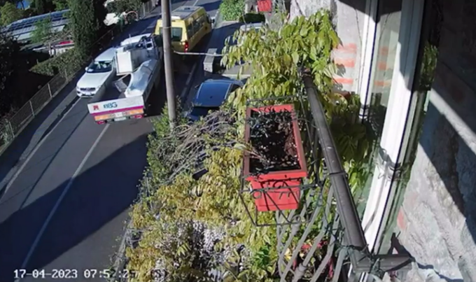 Il video del furgone che tampona uno scuolabus a tutta velocità