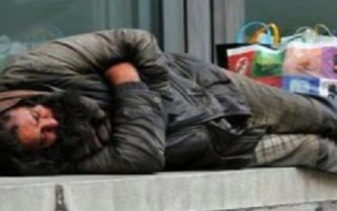 La storia dell’uomo diventato un clochard per amore