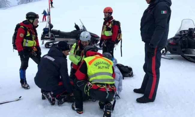 Usano un materasso come bob e si schiantano contro un albero