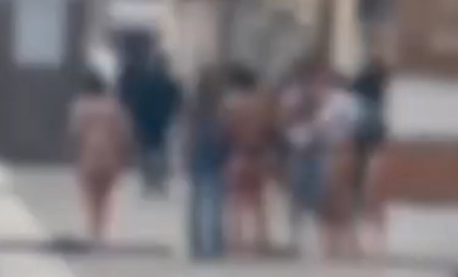 Venezia vittima del “supercafone”: ecco i “nudisti” del canale