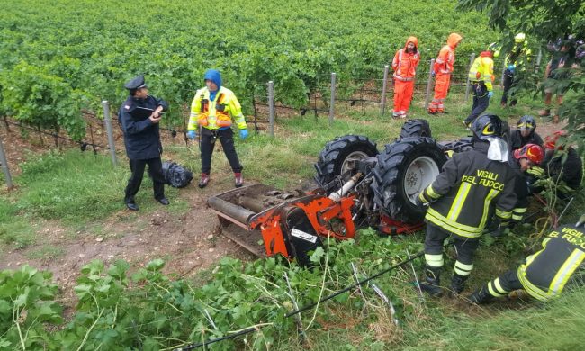 Un’altra tragedia alla guida del trattore: 40enne si ribalta e muore schiacciato