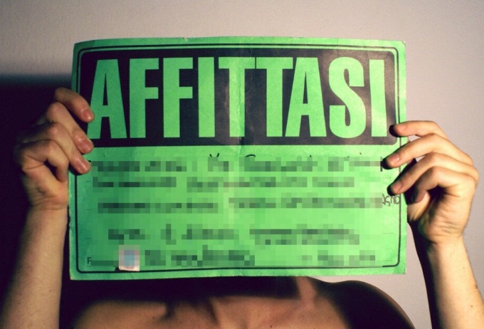 Paga per una casa in affitto che non esiste e finisce a vivere in macchina