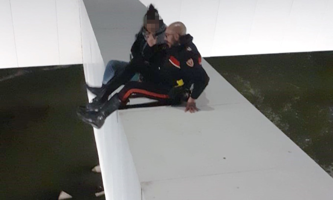 Chiama la mamma: “Sono sul ponte, mi butto. Addio”. Ma un carabiniere la raggiunge e la salva