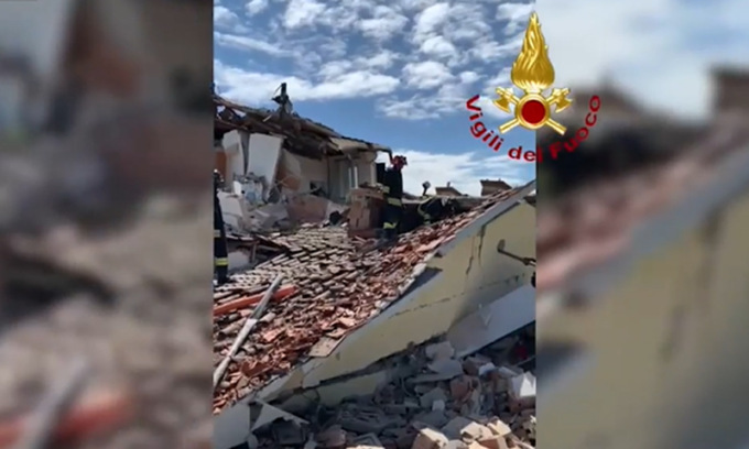 Fuga di gas, esplode un’altra casa: due anziani intrappolati fra le macerie