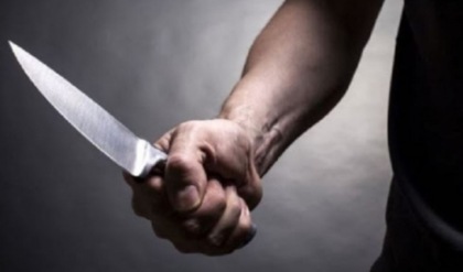 Accoltella ripetutamente la moglie in stazione, giovane interviene e le salva la vita