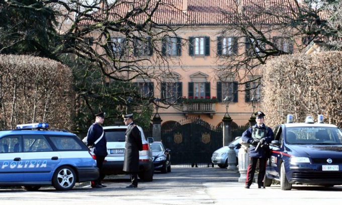 Tenta di entrare nella villa di Arcore gridando “Berlusconi è mio papà”