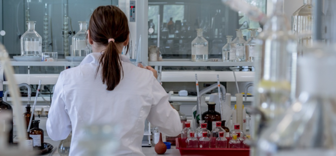 Vaccini per curare i tumori entro il 2030: utilizzeranno l’mRna messaggero